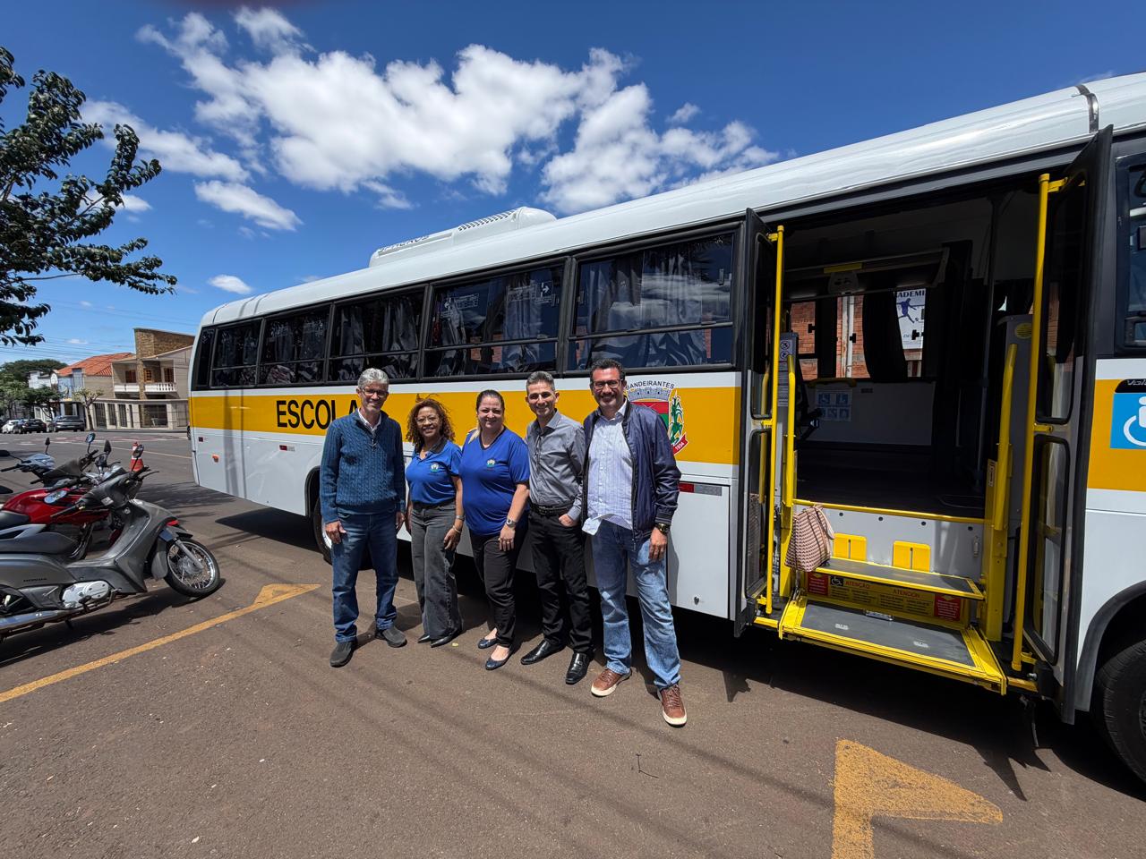 Deputado Moacyr Fadel destina ônibus novo para a Apae de Bandeirantes